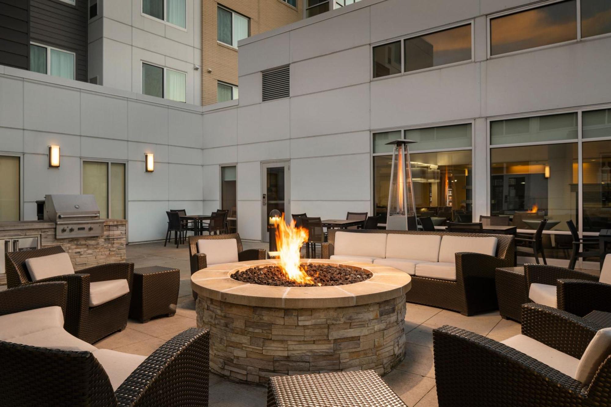 Residence Inn By Marriott Milwaukee West Уоууотоса Экстерьер фото
